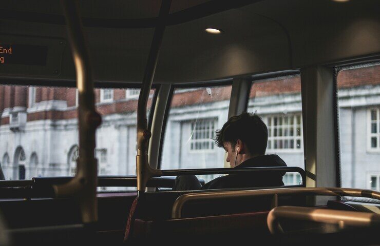 ragazzo ascolta musica sull'autobus