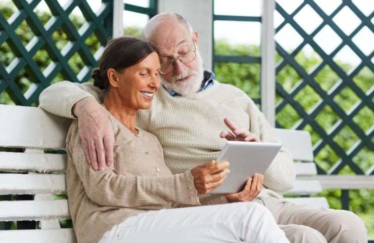 Coppia di pensionati si rilassa in giardino