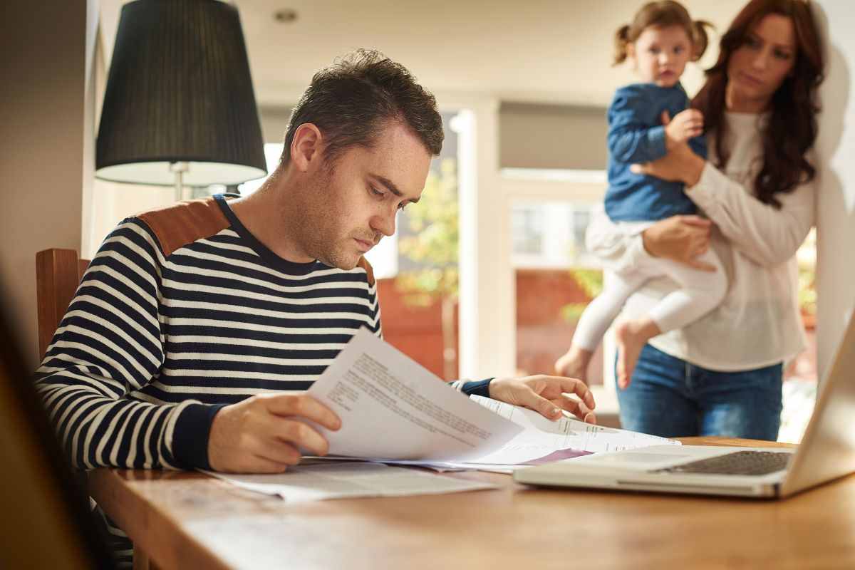 Padre che prepara la documentazione