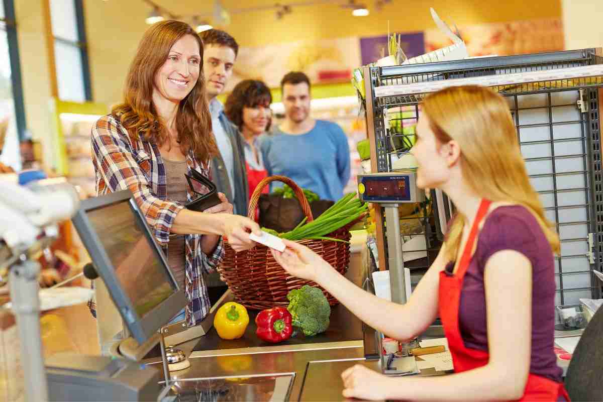 Donna effettua spesa al supermercato