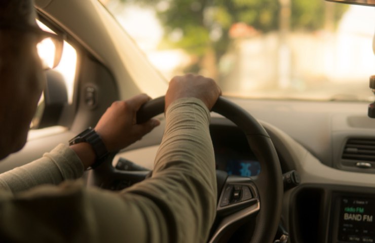 Uomo al volante di un'auto 