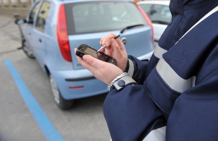 Parcheggio direzione opposta Codice Stradale sanzione