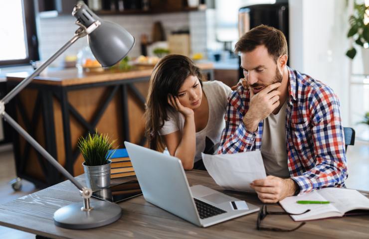 persone davanti al computer