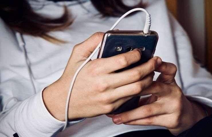 smartphone tra le mani 