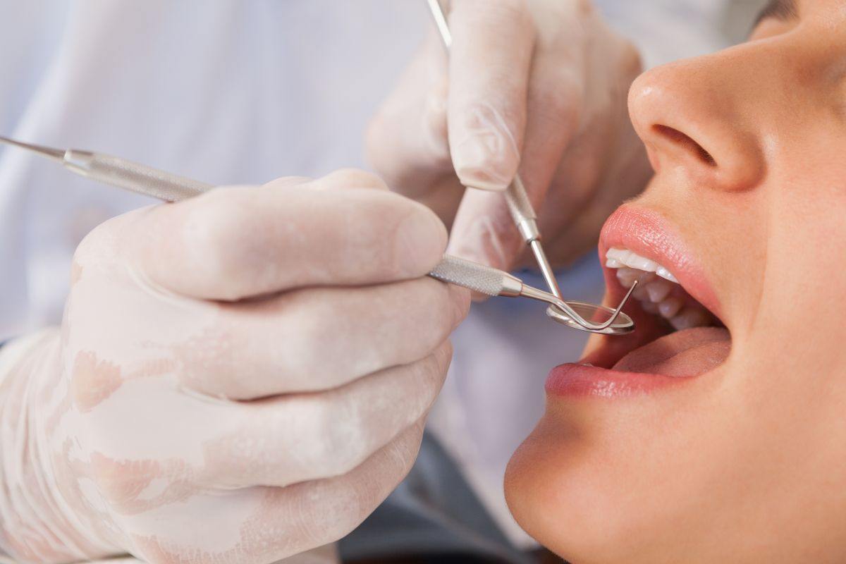Dentista controlla denti paziente