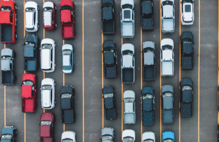 Auto di diverso modello in un parcheggio