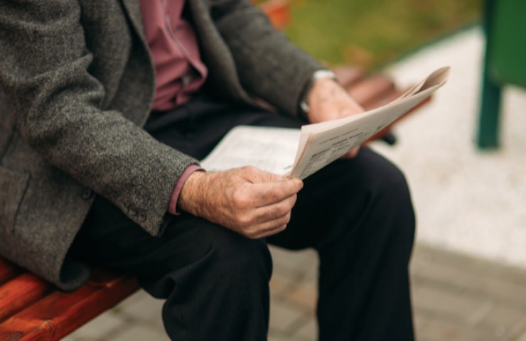 persona anziana che legge un foglio