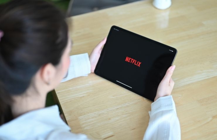 Ragazza guarda Netflix sul suo tablet