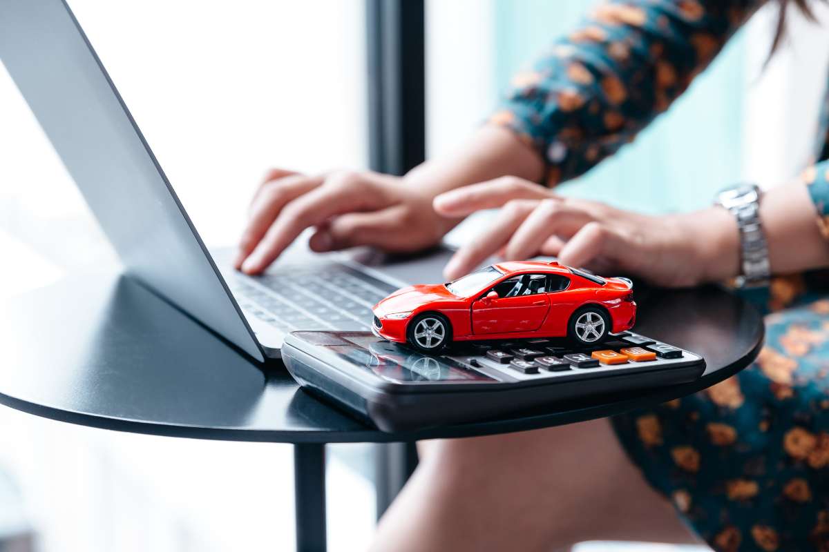 Modellino di auto su un computer portatile