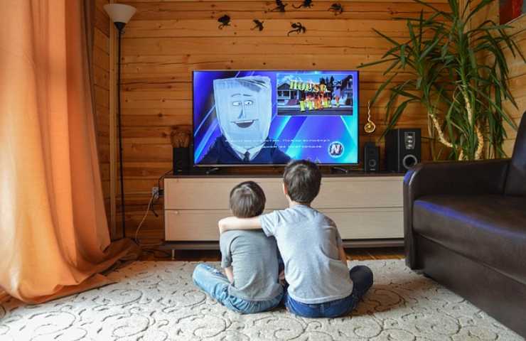 Bambini guardano la televisione