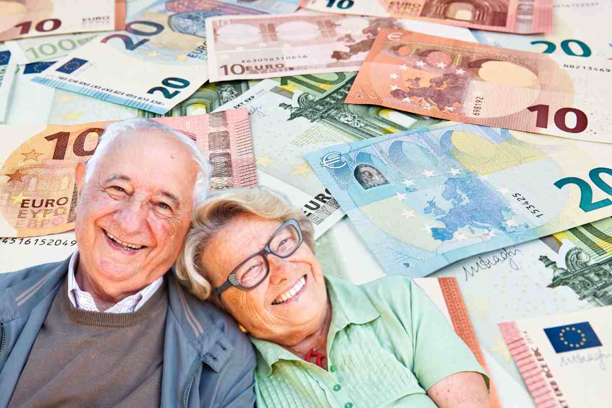Due anziani e soldi sullo sfondo