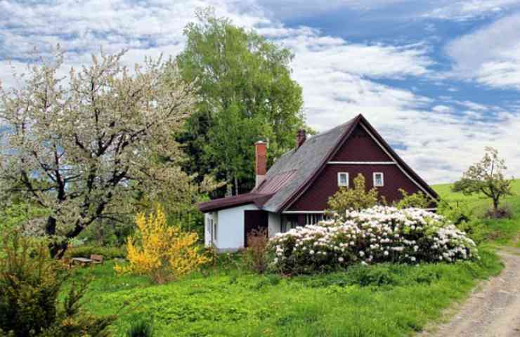 Una casa con giardino