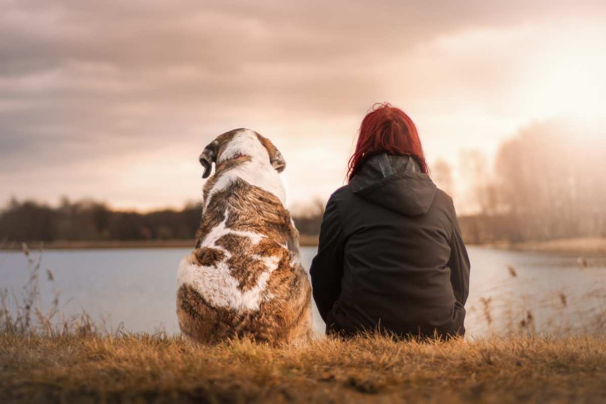 Una donna col suo cane