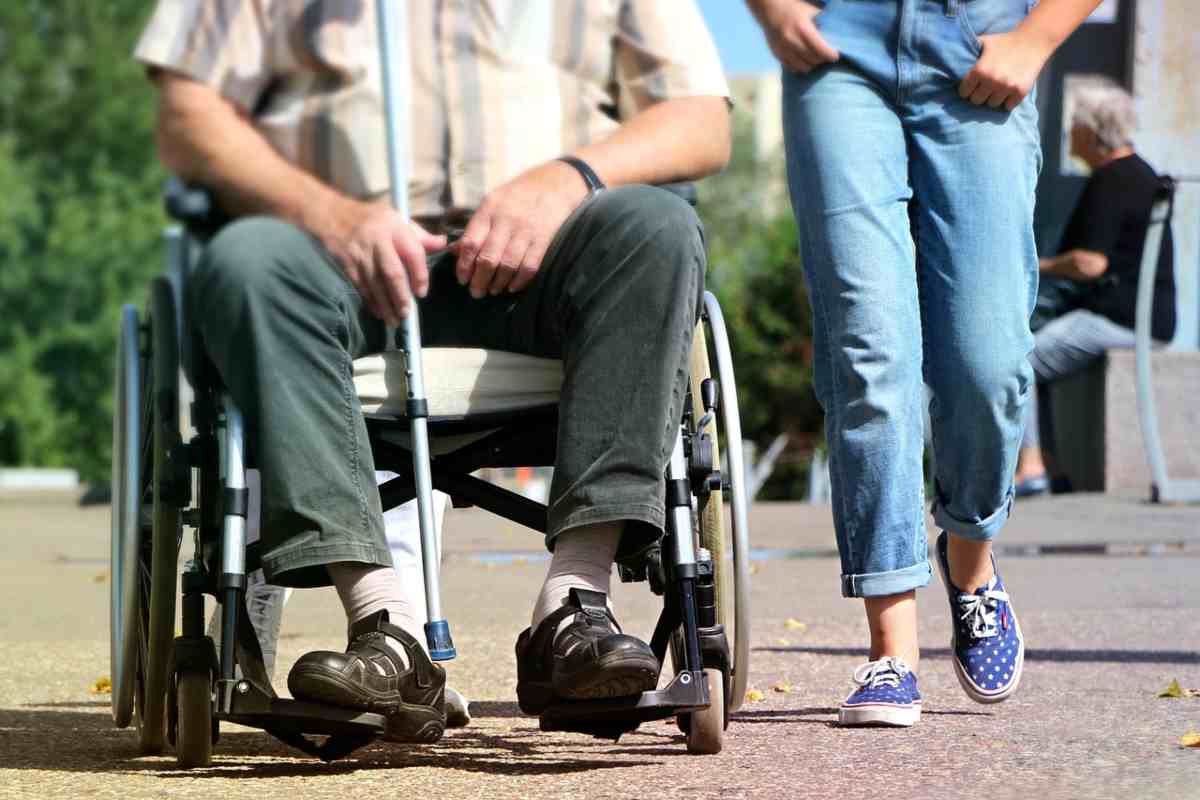 Un invalido sulla sedia a rotelle