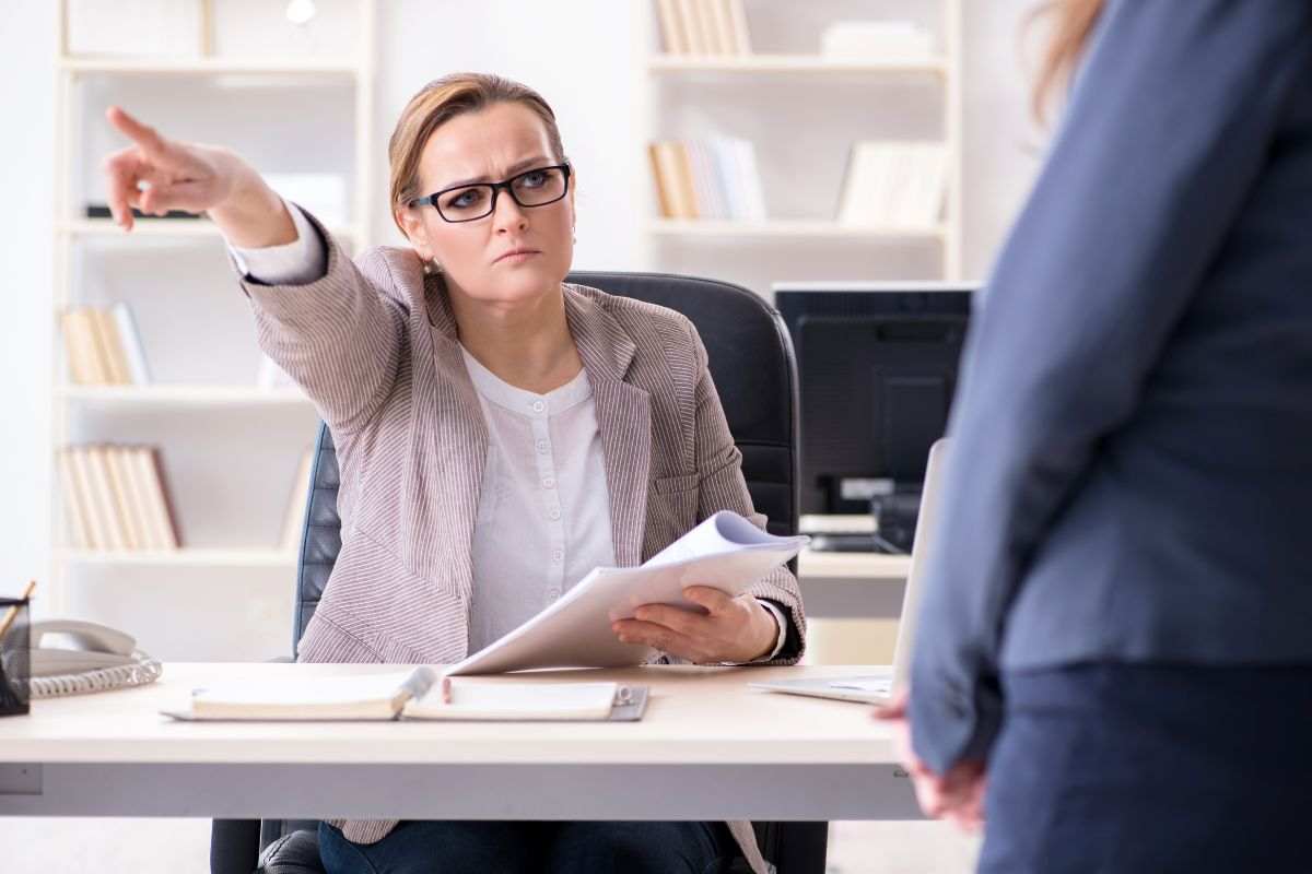 Una donna licenzia un uomo