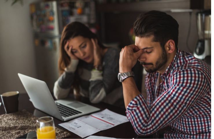 persone tristi perché l'ADI è stata ricalcolata