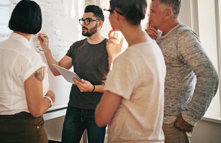 Gruppo di persone assiste a una spiegazione sulla comunicazione 