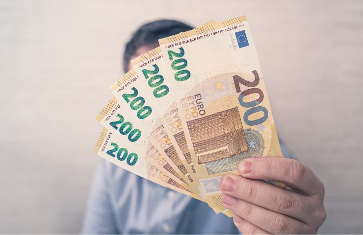 uomo ha ricevuto 1000 euro dopo aver perso il lavoro