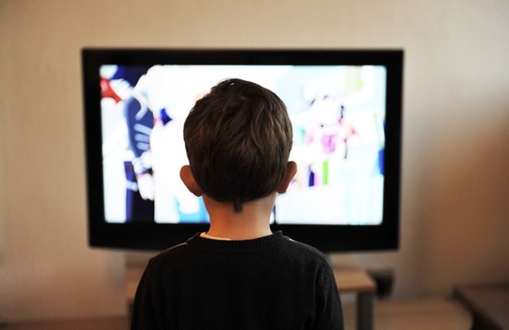 Bambino guarda la TV