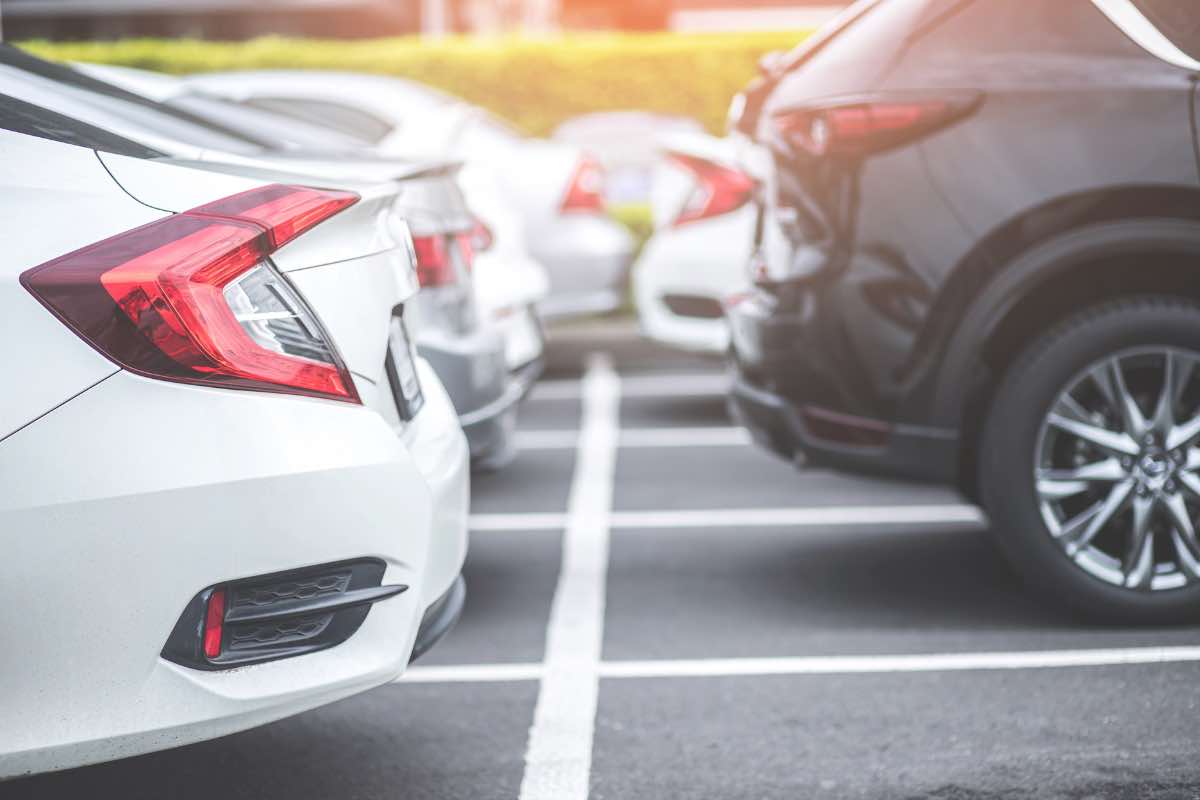 Se parcheggi spesso attaccato ad altri veicoli rischi una multa