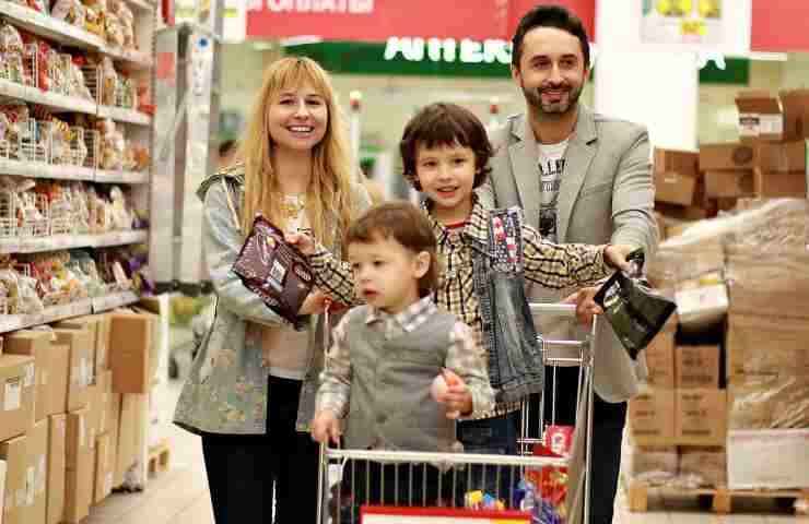 Famiglia al supermercato 