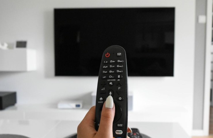 Tv spenta e telecomando 