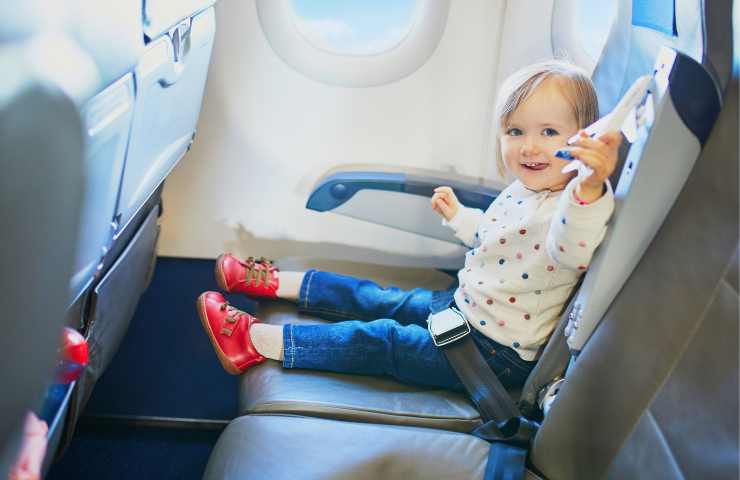 bambina in aereo