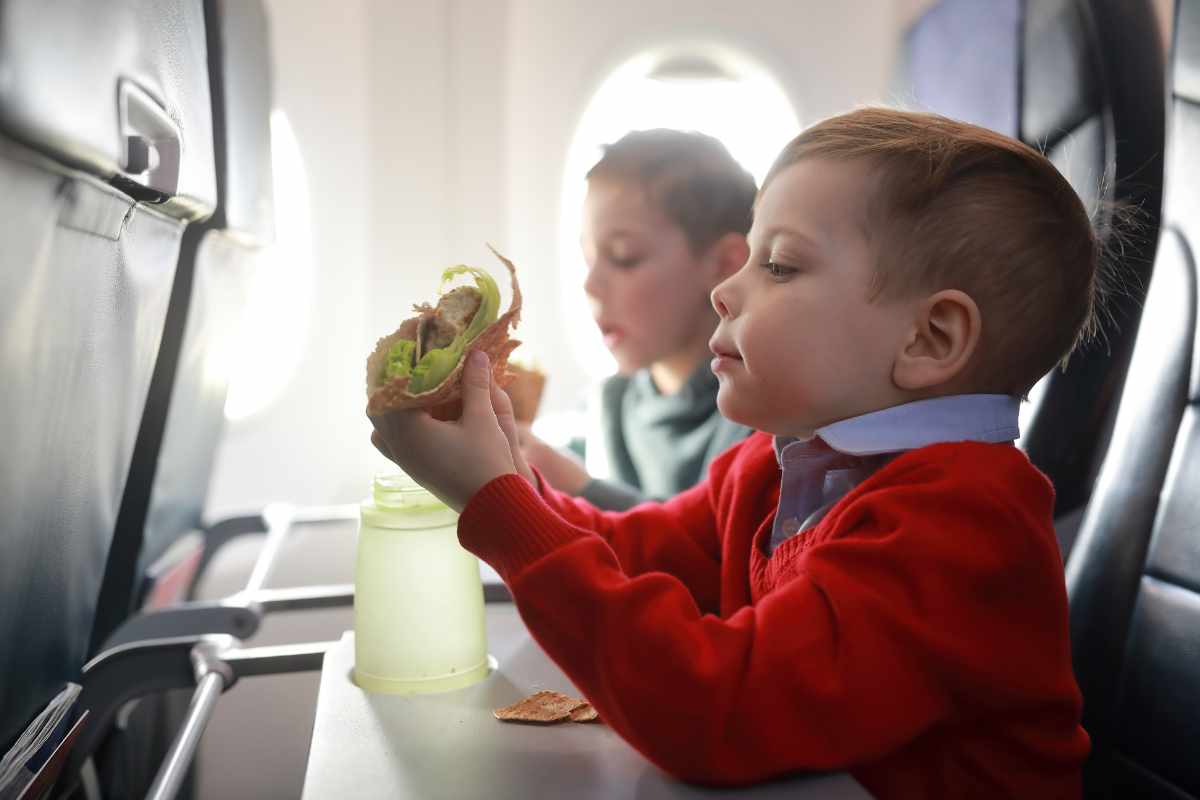 bambini in aereo