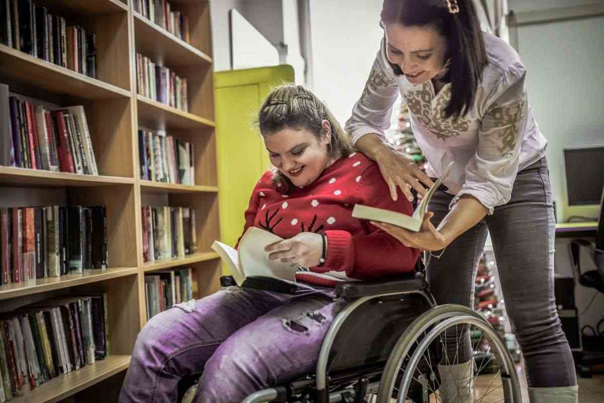 ragazza disabile biblioteca