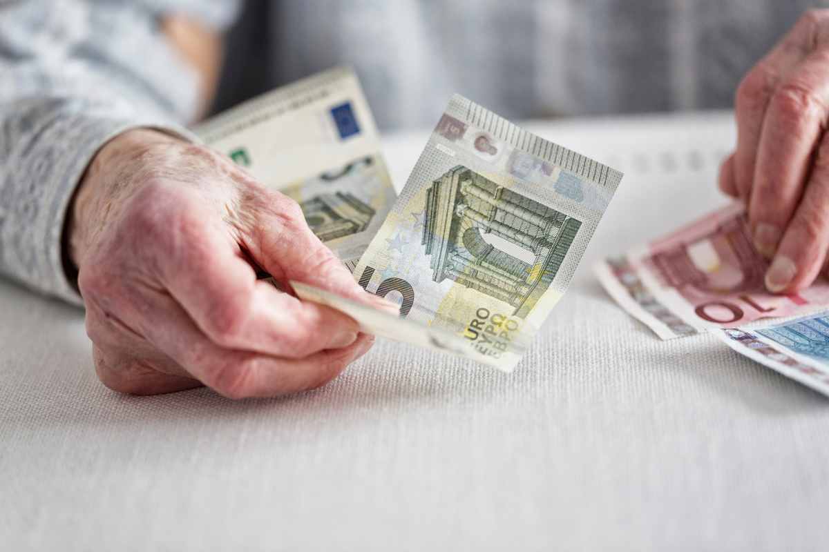 anziano con euro in mano