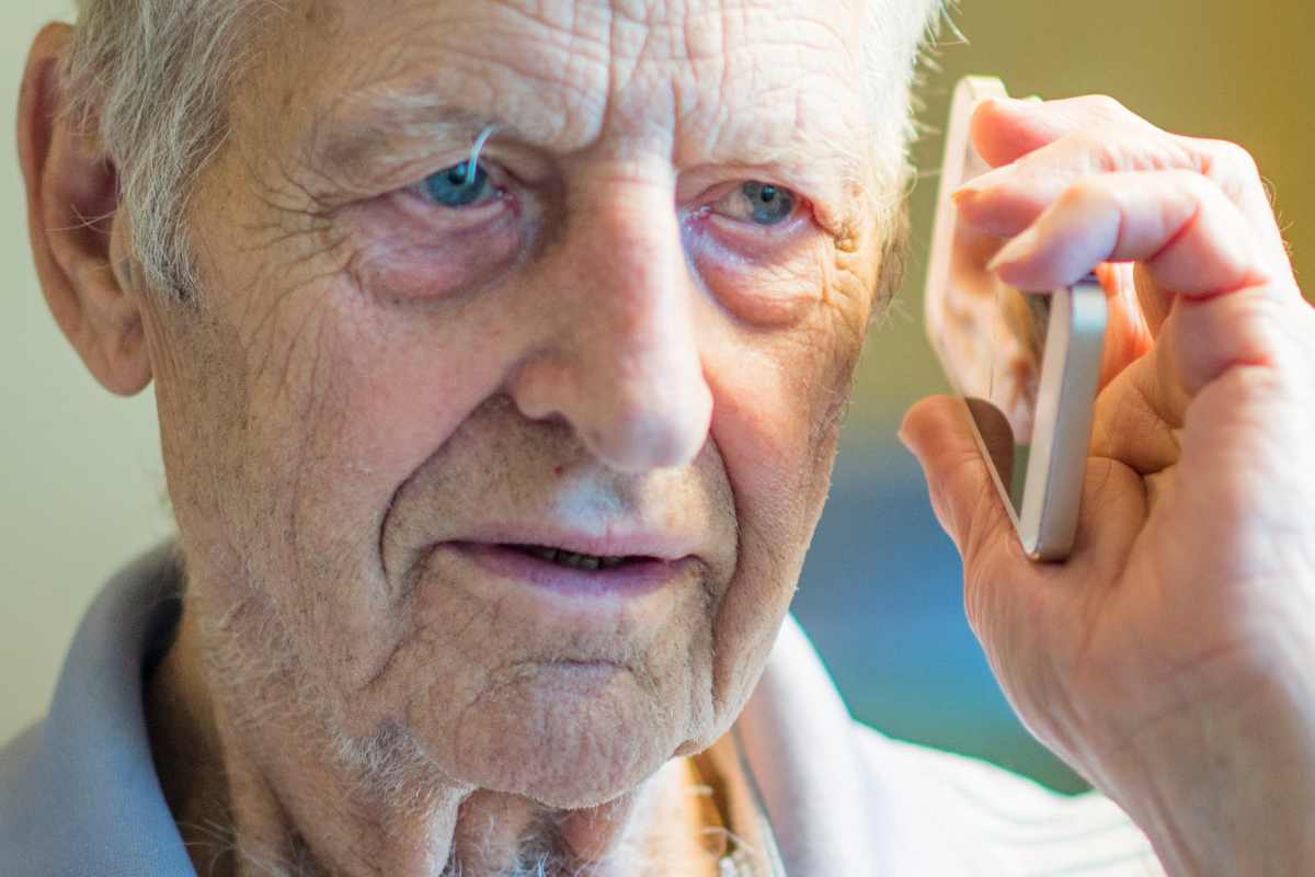 anziano parla cellulare