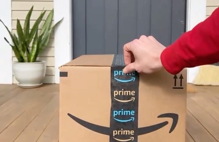 Apertura all'ingresso di un pacco Amazon Prime 