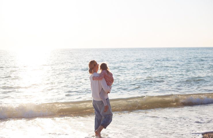 Madre e figlia al mare