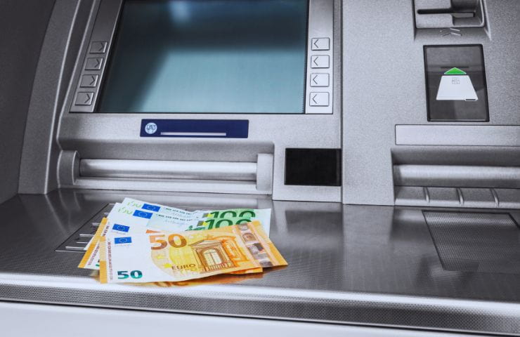 Banconote euro appoggiate su bancomat