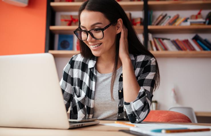 donna controlla al pc il bando di concorso