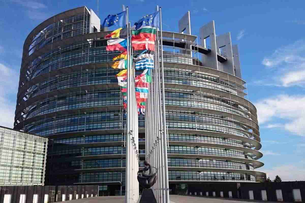 UE bandiere parlamento
