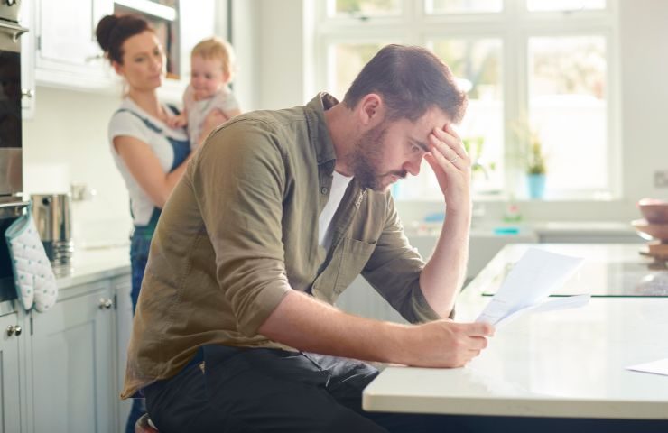 Famiglia alle prese con debiti