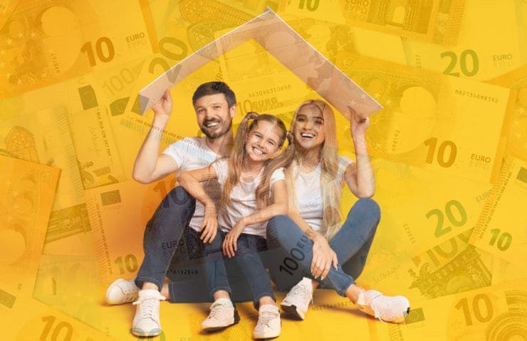 Famiglia con mamma, papà e figlia e banconote euro