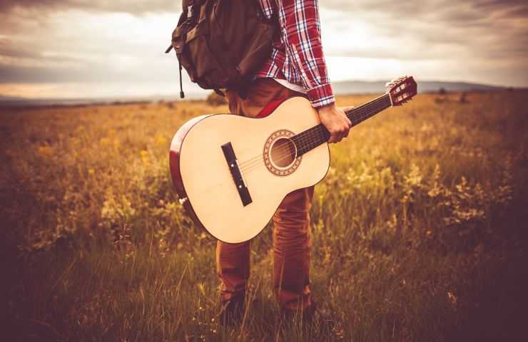 Uomo e chitarra