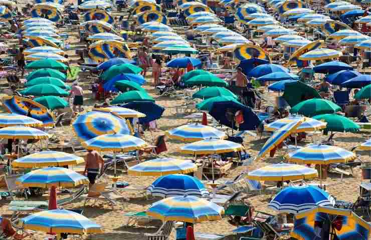 spiaggia affollata