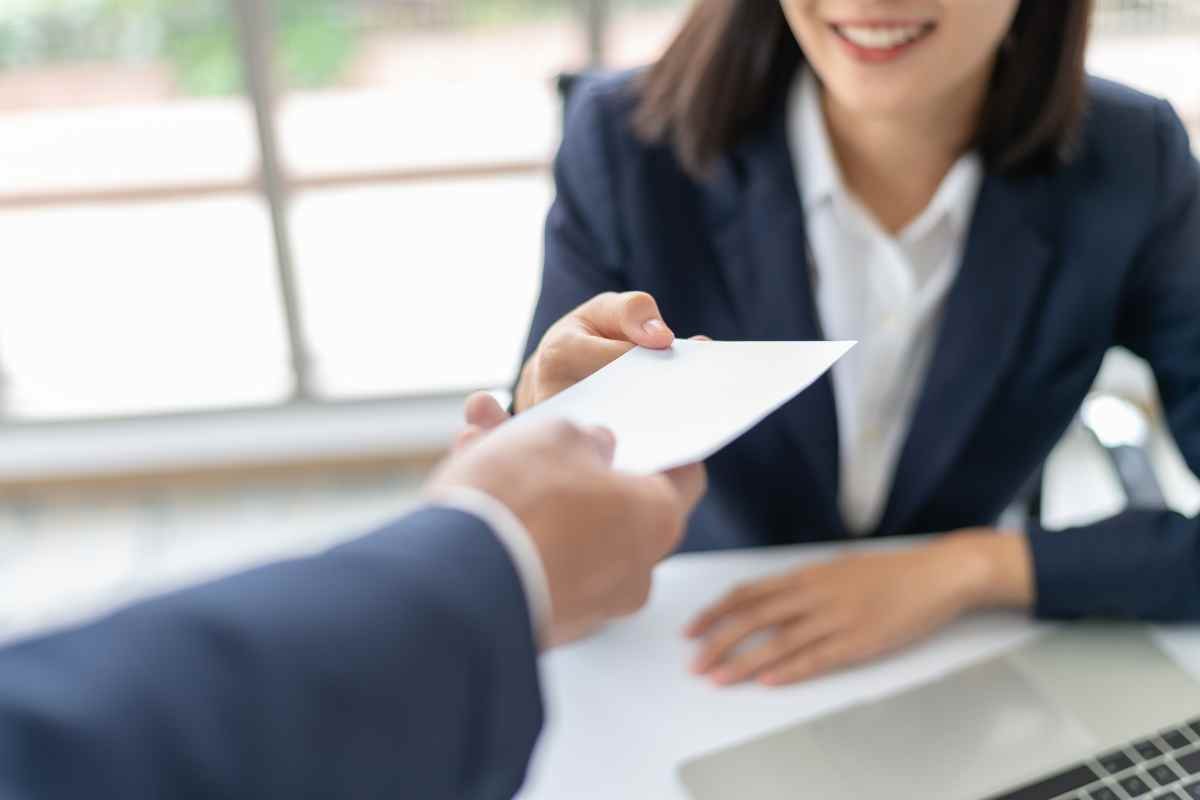 uomo consegna busta a ragazza