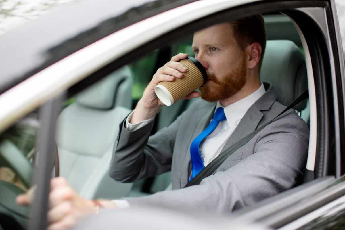 Caffè in macchina, occhio alla multa