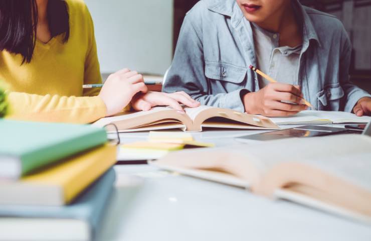 Studenti fuori sede durante una sessione di studio 