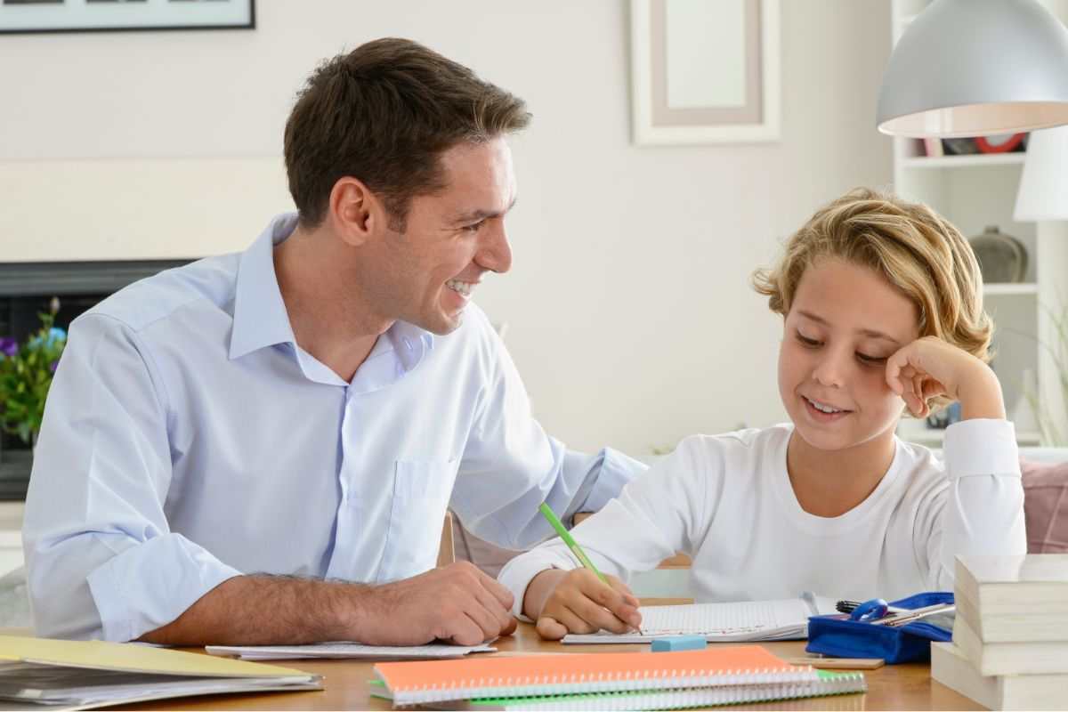 Padre e figlio studiano