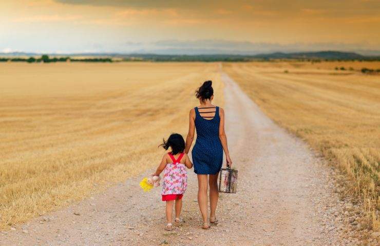 Passeggiata tra mamma e figlia