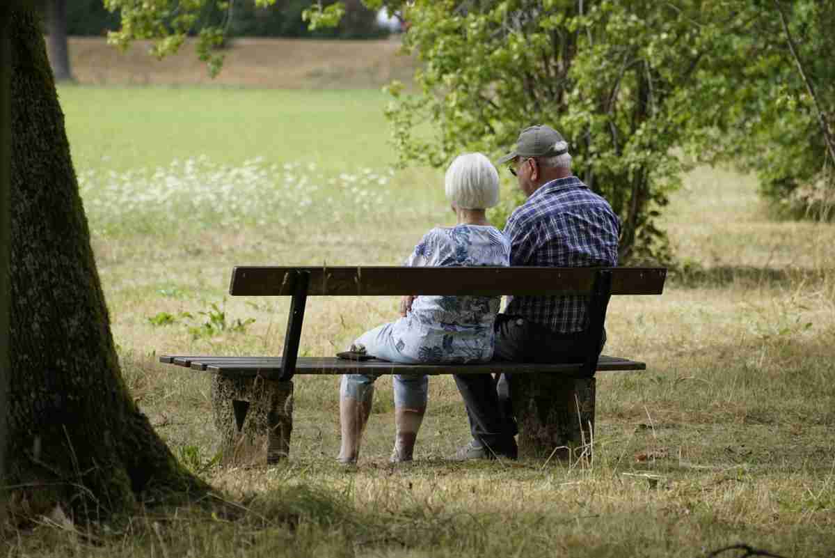 Persone anziane al parco