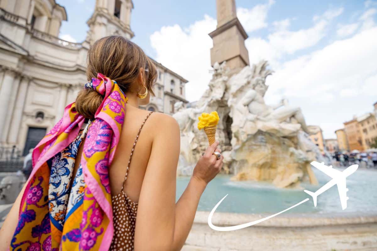 Ragazza con un gelato in mano davanti una fontana a Roma