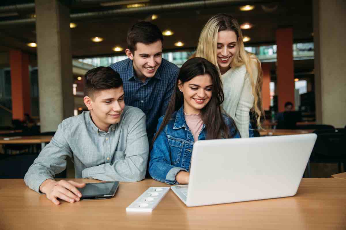 Studenti insieme per effettuare la richiesta del bonus