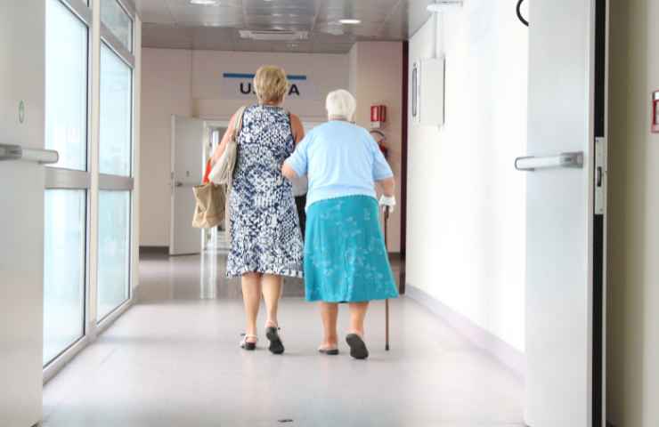 donne anziane in ospedale