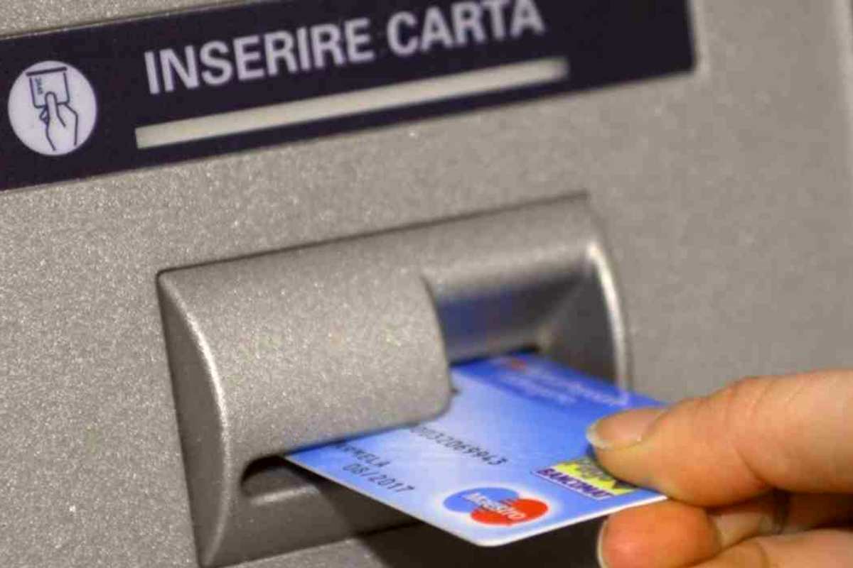 cosa rischi quando prelevi al bancomat